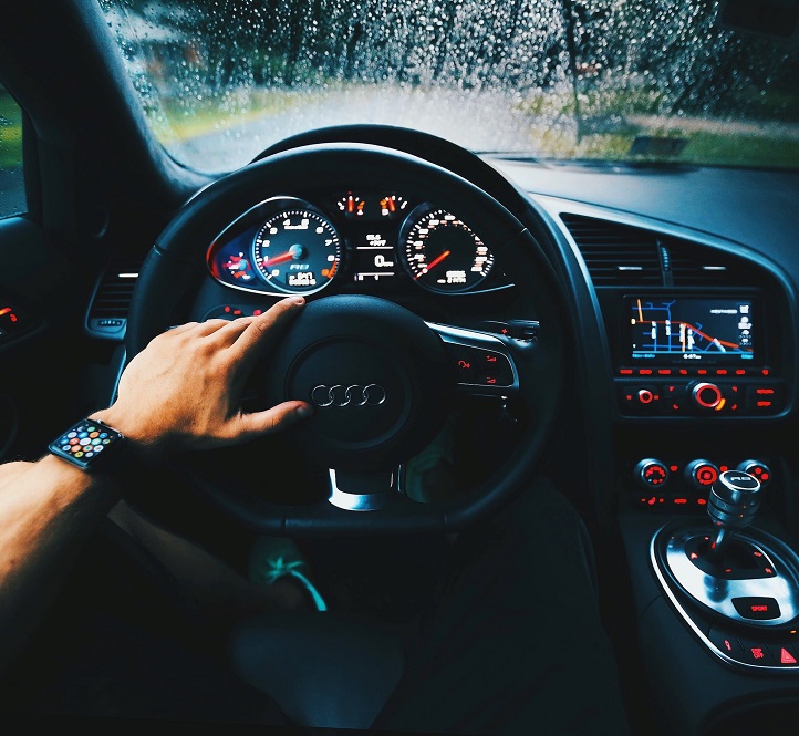 Intérieur Audi vue du volant et parebrise sous la pluie